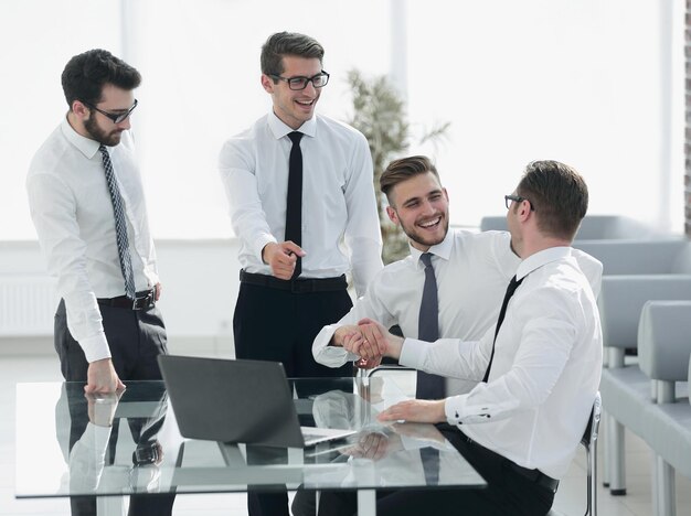 Funcionários felizes apertando as mãos conceito de sucesso