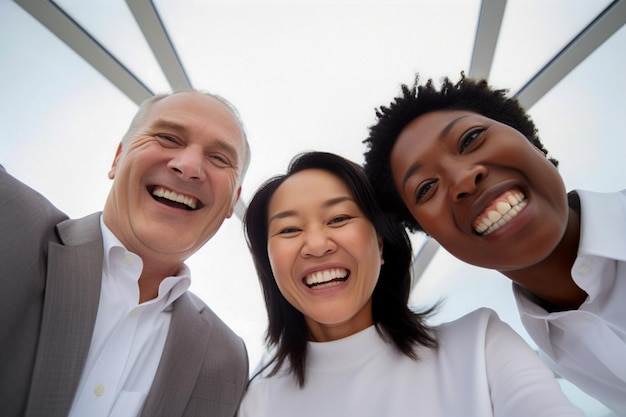 Foto funcionários felizes de diferentes origens e raças comemoram o sucesso dos negócios