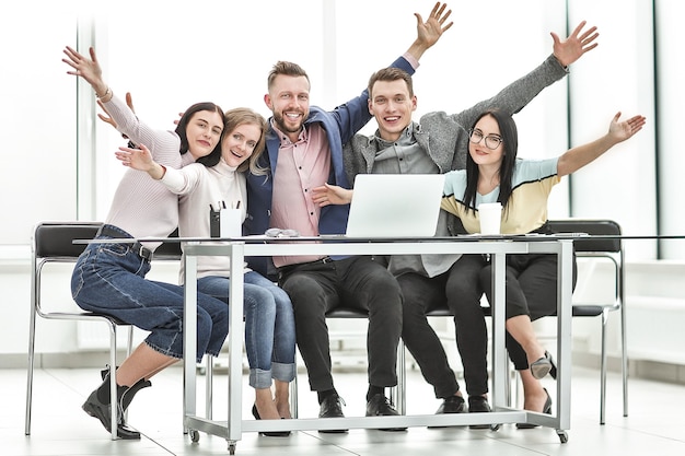 funcionários felizes sentados na mesa