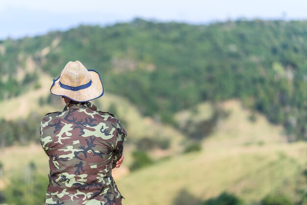 Funcionarios de Forrest con fondo de montaña