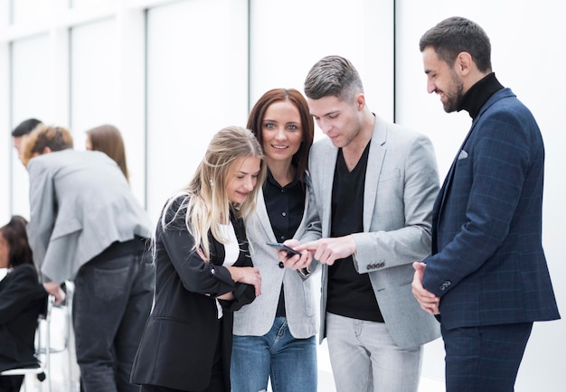 Funcionários lendo mensagens SMS na tela do smartphone