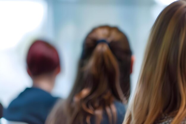 Funcionários na sala de reuniões ouvindo o chefe discutir operações de negócios Conceito Operações de negócios Sala de reuniões Engajamento dos funcionários Comunicação Estratégia de negócios