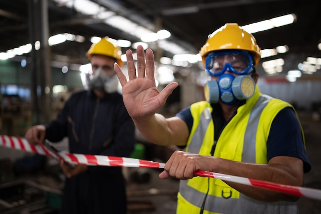 Foto los funcionarios de la zona restringida utilizan rayas blancas y rojas para bloquear el área donde hay una fuga de productos químicos