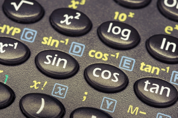 Foto funciones de trigonometría pulsadores de calculadora científica con foco en el botón cos