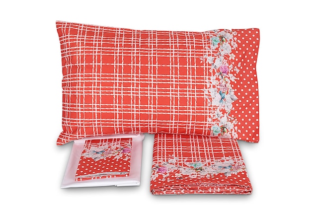 Una funda de almohada a cuadros rojos y blancos con un patrón floral.
