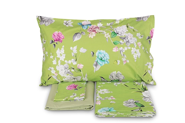 Una funda de almohada floral verde con un estampado floral verde.