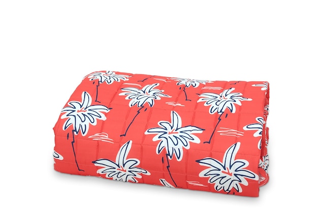 Una funda de edredón de palmera roja y blanca.