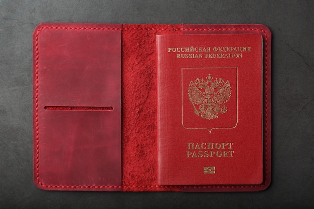 Funda de pasaporte roja hecha de cuero genuino hecho a mano.