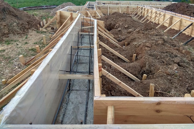 Fundação de tira de concreto de cofragem de madeira para uma casa de campo