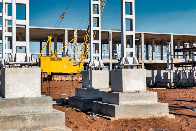 Fundação monolítica de concreto armado ou grelha para a construção de uma usina moderna Poderosas colunas e grelhas no canteiro de obras Estruturas monolíticas de concreto armado