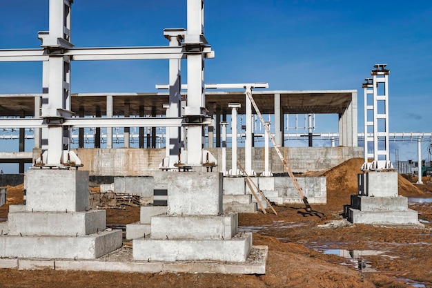 Fundação monolítica de concreto armado ou grelha para a construção de uma usina moderna Poderosas colunas e grelhas no canteiro de obras Estruturas monolíticas de concreto armado