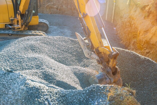 Fundación de la casa excavadora de grava móvil en las obras de construcción