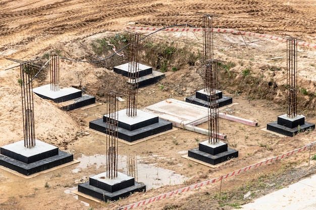 Fundações de concreto armado monolítico para a construção de um edifício residencial. Grillage no canteiro de obras. Poço de construção com fundações.