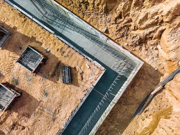 Foto fundações monolíticas de concreto armado ou grelhas para a construção de um grande edifício residencial moderno rostverk no canteiro de obras fundação para o edifício vista de cima