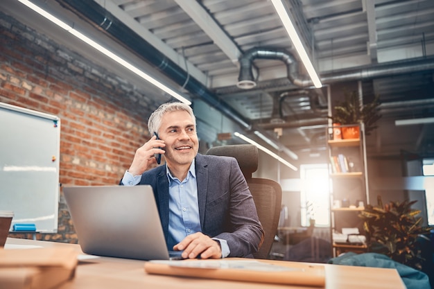 Fundador da empresa desfrutando de um bom dia de trabalho