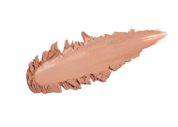 El fundamento del corrector de maquillaje mate BB crema mancha de trazo aislado en blanco