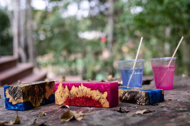 Fundindo um cubo de madeira burl de resina epóxi em um antigo fundo de arte de mesa