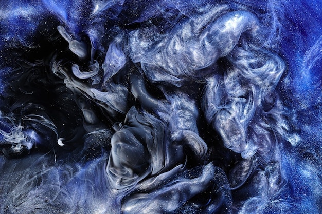 Fundo abstrato azul escuro do oceano Salpicos de gotas e ondas de tinta brilhante sob nuvens de água de fumaça em movimento