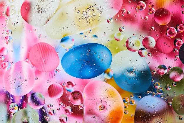 Fundo abstrato com cores vibrantes. experimente gotas de óleo na água.