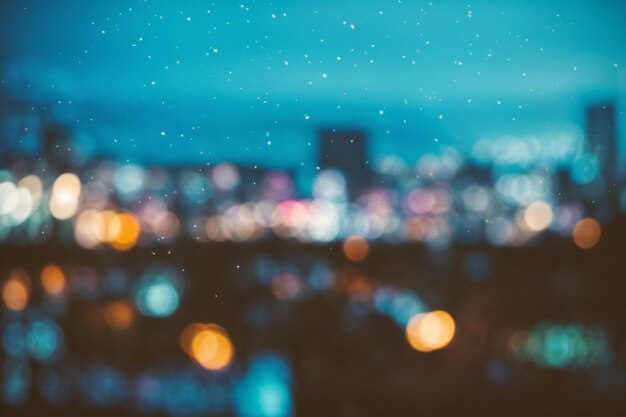 fundo abstrato com luzes e sombras desfocadas de bokeh da paisagem urbana à noite