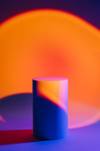 Foto fundo abstrato com pódios em luz de néon para apresentação do produto. formas geométricas elegantes para mostrar os produtos.