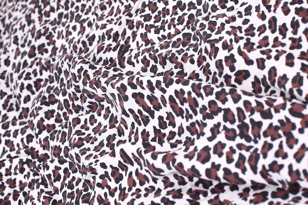 Fundo abstrato composto por tecido com estampa de leopardo. o conceito de criatividade