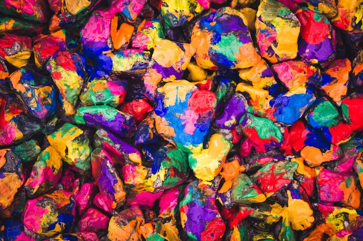 Foto fundo abstrato criativo de pedras cobertas com tinta multicolorida