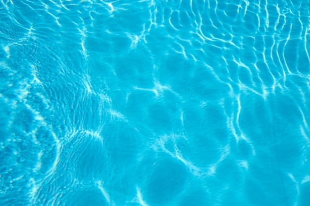 Fundo abstrato de água azul fria e cintilante em uma piscina