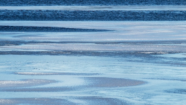 Fundo abstrato de inverno com água e gelo no rio