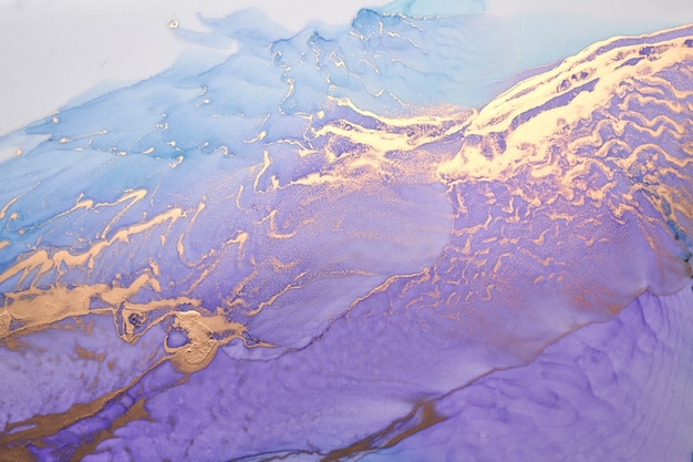 Fundo abstrato de luxo em técnica de tinta a álcool, pintura líquida em ouro roxo, bolhas de acrílico espalhadas e manchas em redemoinho, materiais impressos