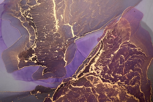 Fundo abstrato de luxo em técnica de tinta a álcool, pintura líquida em ouro roxo, bolhas de acrílico espalhadas e manchas em redemoinho, materiais impressos