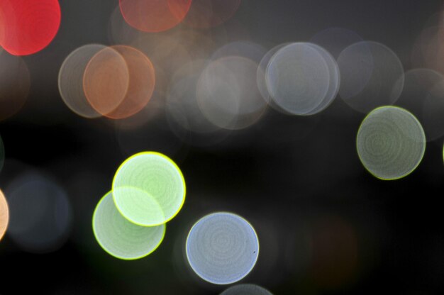 Foto fundo abstrato de luzes bokeh desfocadas coloridas em fundo noturno desfocado