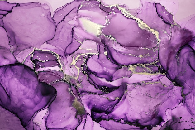 Fundo abstrato de tinta de álcool em roxo com salpicos dourados