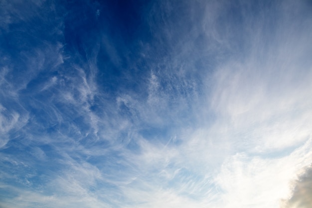 Fundo abstrato do céu azul com nuvens brancas e fofas