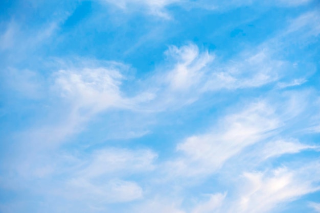 Fundo abstrato do céu azul com nuvens brancas