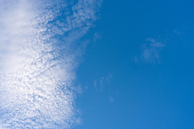 Fundo abstrato do céu azul com nuvens