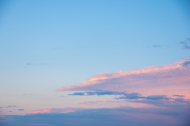 Fundo abstrato do céu do pôr do sol rosa com borrão de movimento rosa brilhante fundo do céu azul fundo do céu natural para substituir o céu em suas fotos