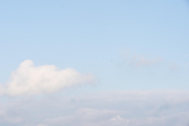 Fundo abstrato do céu ensolarado, bela paisagem de nuvens, no céu, vista sobre nuvens brancas fofas, conceito de liberdade