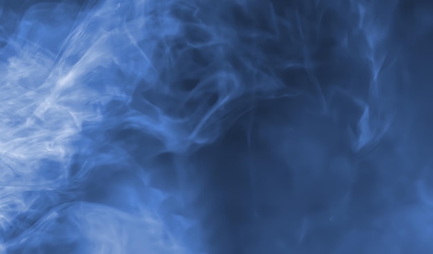 Fundo abstrato do fumo. Fume feixe de luz iluminado. Imagem em tom azul