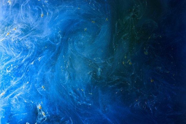 Fundo abstrato do oceano azul. Fumaça submersa em redemoinho, papel de parede com cores vibrantes do mar, pintura ondulada na água