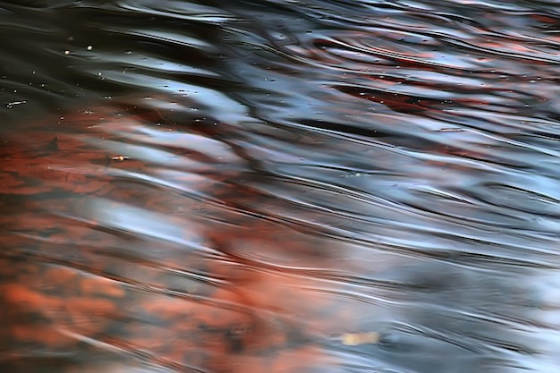 fundo abstrato ondulações na água / riacho marrom, textura da água cor marrom no pântano, turfa