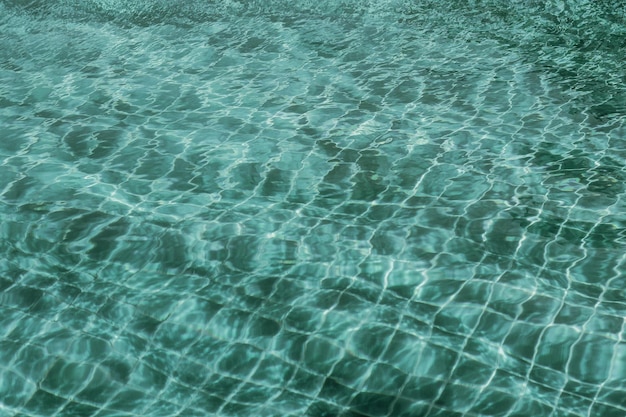 Fundo abstrato Padrões Água rasgada Superfície piscina Reflexo de luz Azul verde vibrante