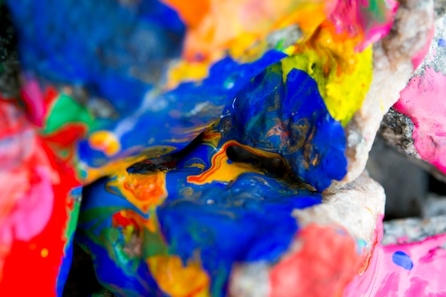 Fundo abstrato Pedras coloridas brilhantes com tinta, bizarro para espalhar tinta na superfície
