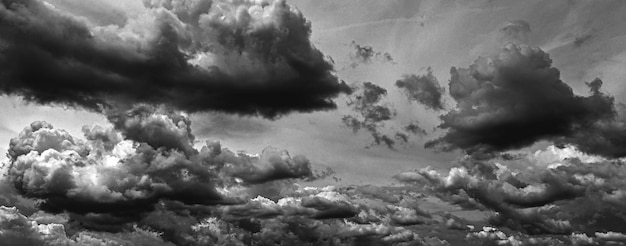 Fundo abstrato preto e branco das nuvens Fundo do panorama