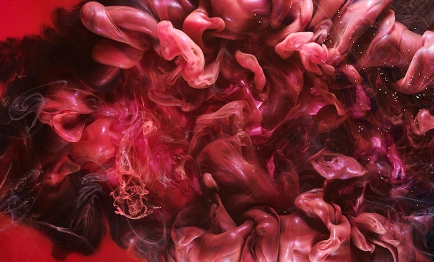 Fundo abstrato preto vermelho do oceano Salpicos e ondas de tinta sob nuvens de água de fumaça em movimento