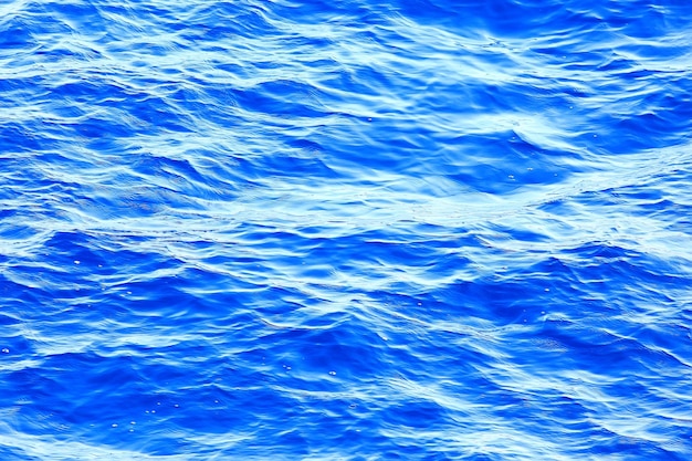 Fundo abstrato, textura, água do mar azul, ondas e ondulações no oceano, papel de parede padrão do mar