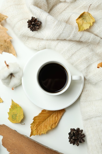 Fundo aconchegante de conceito de outono com bebida de café