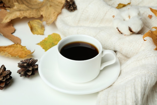 Fundo aconchegante de conceito de outono com bebida de café