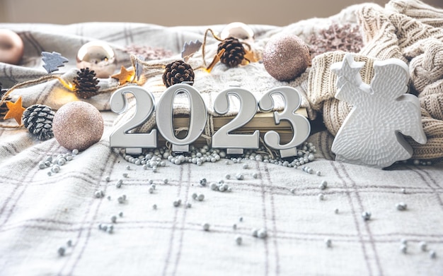 Foto fundo aconchegante de natal com números 2023 e detalhes de decoração