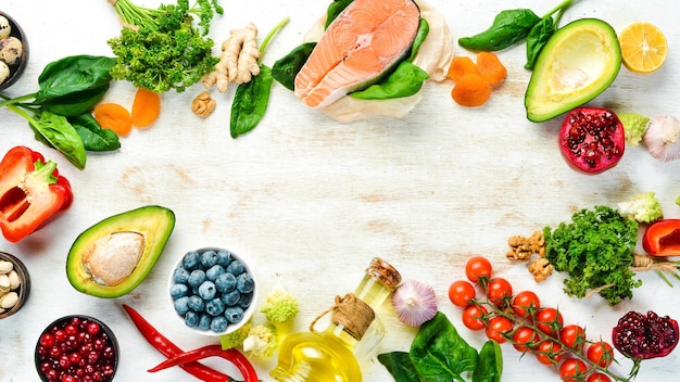 Fundo alimentar Comida saudável para humanos legumes frutas peixe carne nozes e verduras em um fundo branco de madeira Vista superior Espaço para cópia grátis